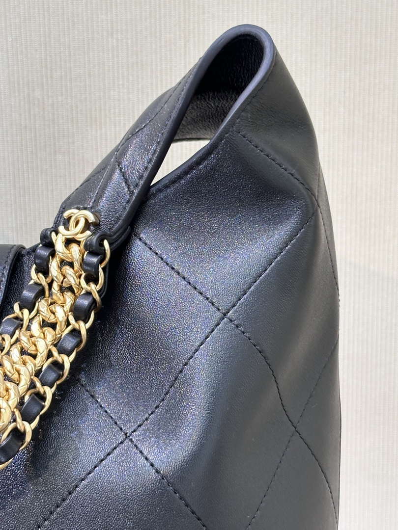Chanel 25SS AS5425 Large Hobo Handbag Shiny Lambskin & Gold-Tone Metal Black