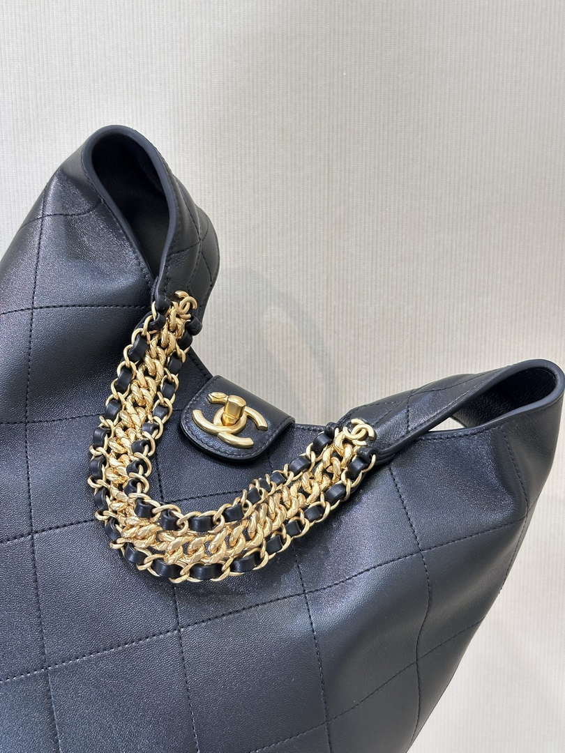 Chanel 25SS AS5425 Large Hobo Handbag Shiny Lambskin & Gold-Tone Metal Black