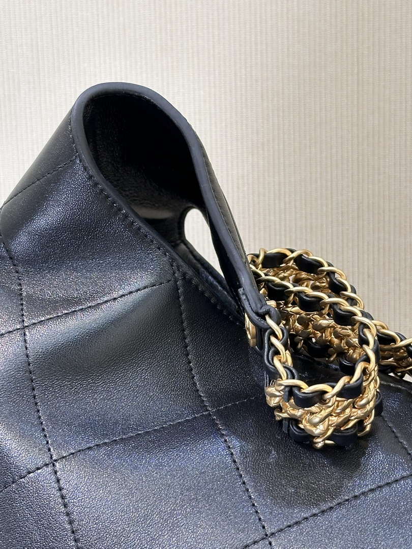 Chanel 25SS AS5425 Large Hobo Handbag Shiny Lambskin & Gold-Tone Metal Black - Default Title - View 16