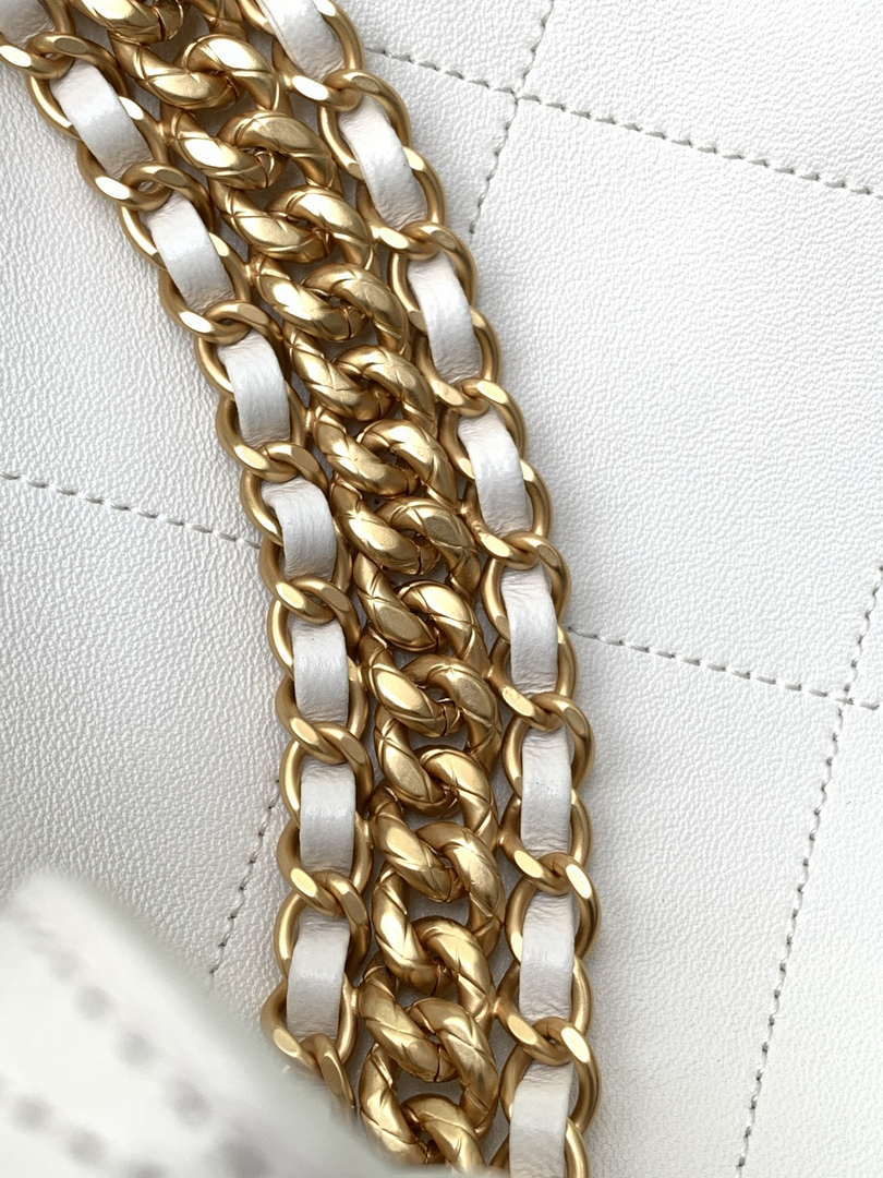 Chanel 25P AS5425 Large Hobo Handbag Shiny Lambskin & Gold-Tone Metal White