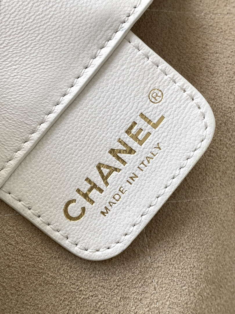 Chanel 25P AS5425 Large Hobo Handbag Shiny Lambskin & Gold-Tone Metal White - Default Title - View 9