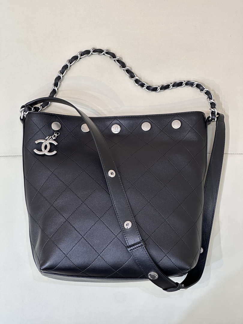 Chanel 25SS Large Bucket Bag Shiny Lambskin & Silver-Tone Metal AS5406 Black