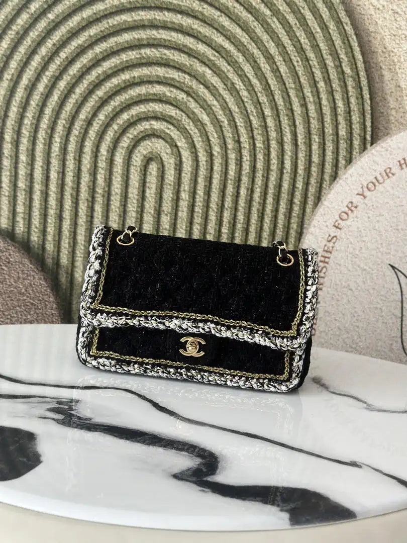 Chanel A01112 25C Flap Classic 11.12 Handbag Tweed and gold metallic Black