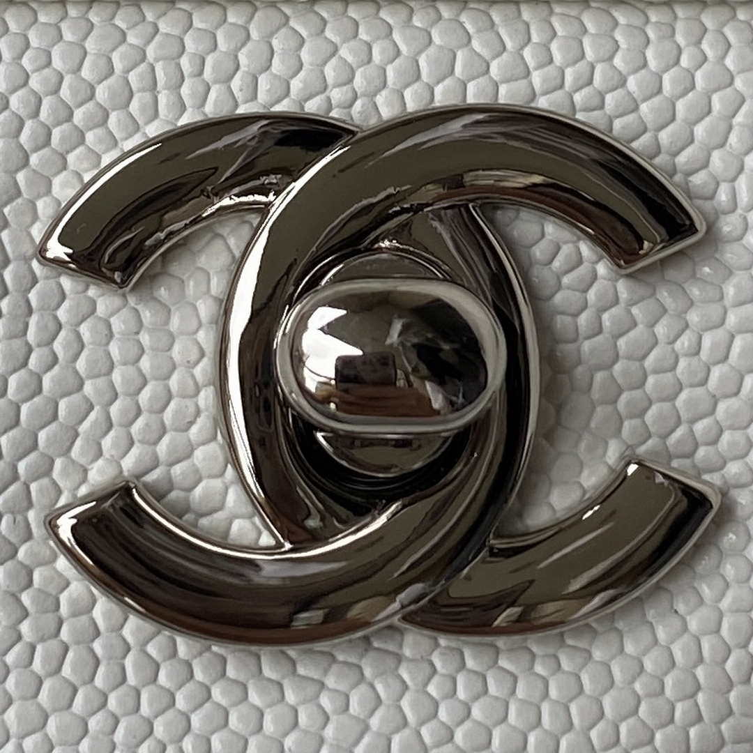 Chanel A01113 Flap Handbag Classic Bag Grained shiny Calfskin White Silver