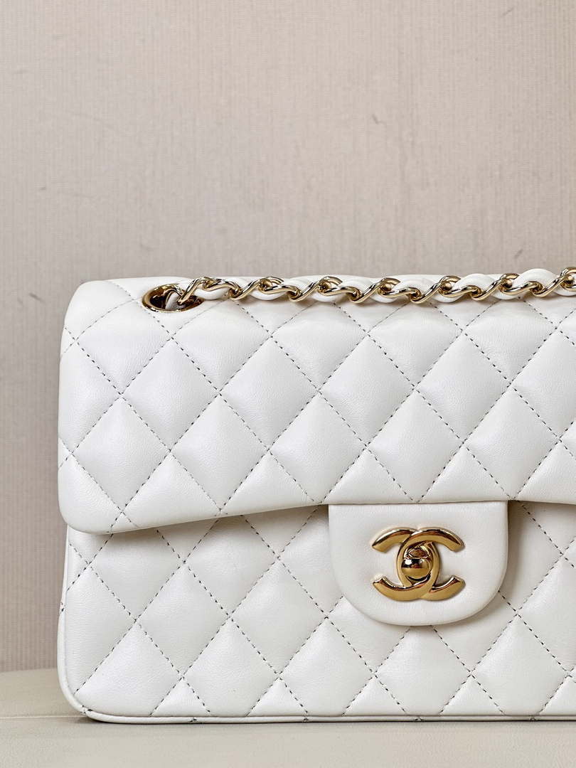 Chanel A01117 Flap Handbag Classic Bag 23cm White Lambskin - Default Title - View 2
