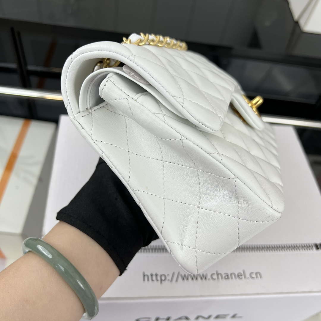 Chanel A01117 Flap Handbag Classic Bag White Lambskin - Gold - View 4