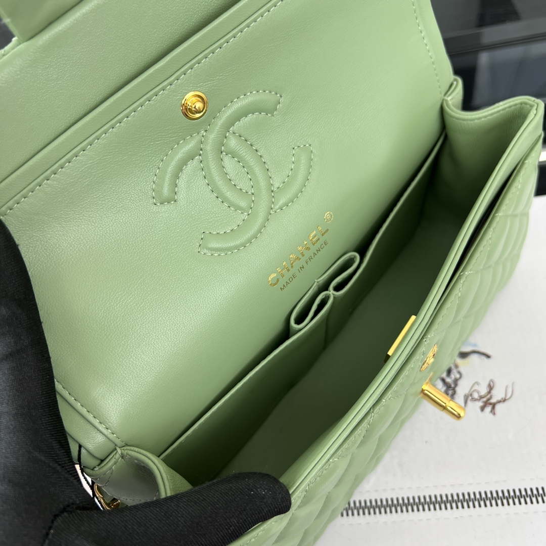 Chanel A01117 Flap Handbag Classic Bag Green Lambskin - Gold - View 8