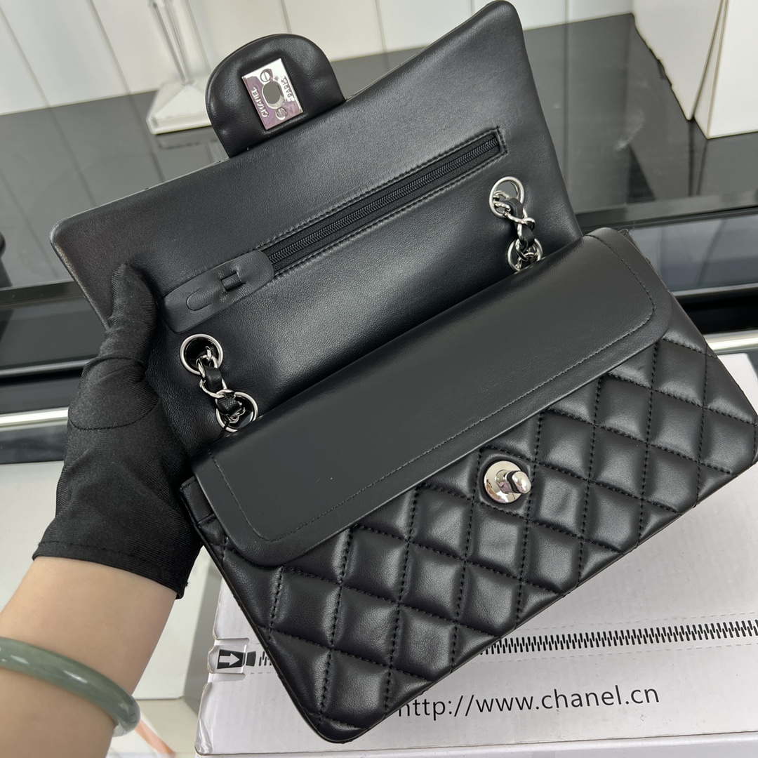 Chanel A01117 Flap Handbag Classic Bag Black Lambskin - Gold - View 16