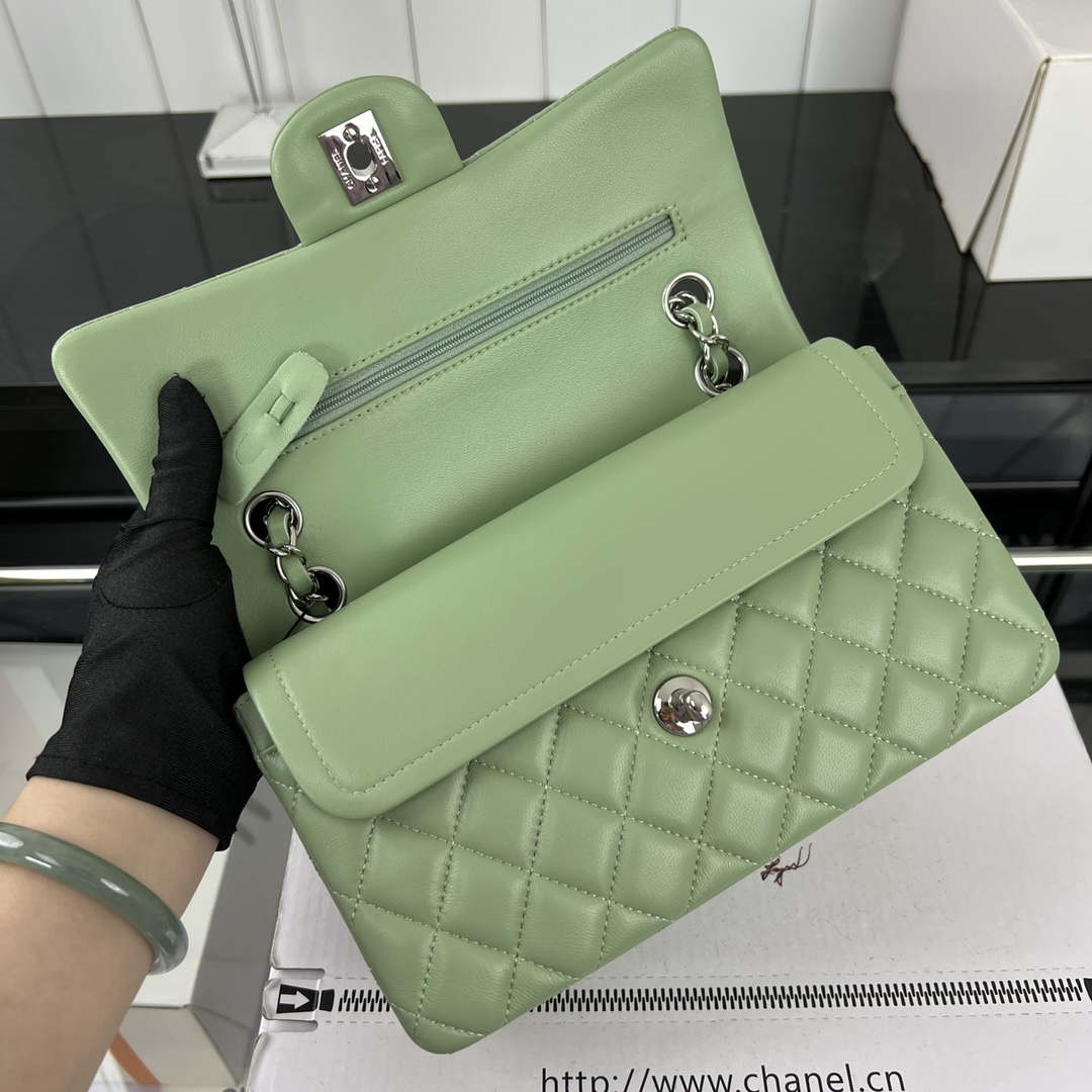 Chanel A01117 Flap Handbag Classic Bag Green Lambskin - Gold - View 15