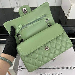 Chanel A01117 Flap Handbag Classic Bag Green Lambskin - Gold - View 15