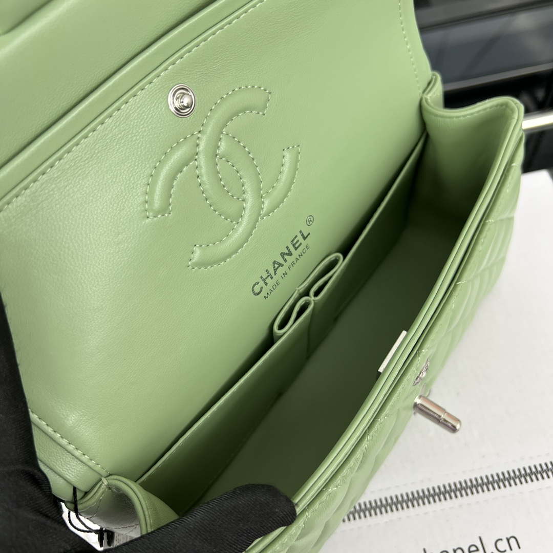 Chanel A01117 Flap Handbag Classic Bag Green Lambskin - Gold - View 17