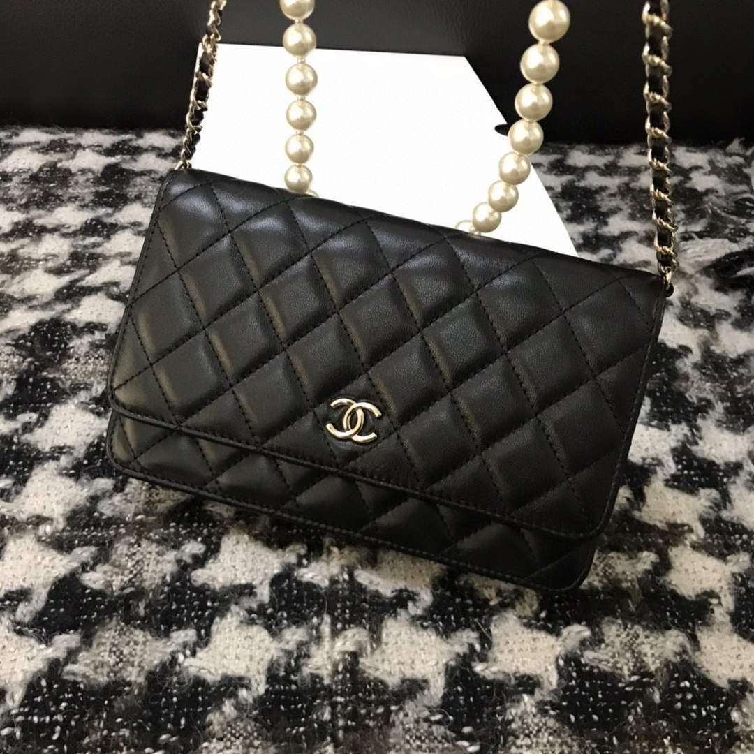 Chanel A68052 Wallet on Chain bag lambskin Imitation Pearls gold Black