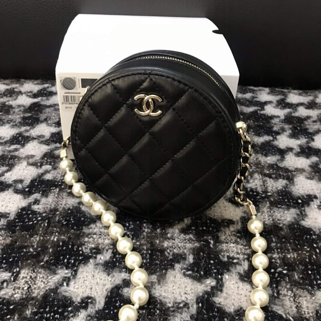 Chanel A68055 Chanel clutch with chain Round Bag Lambskin Black