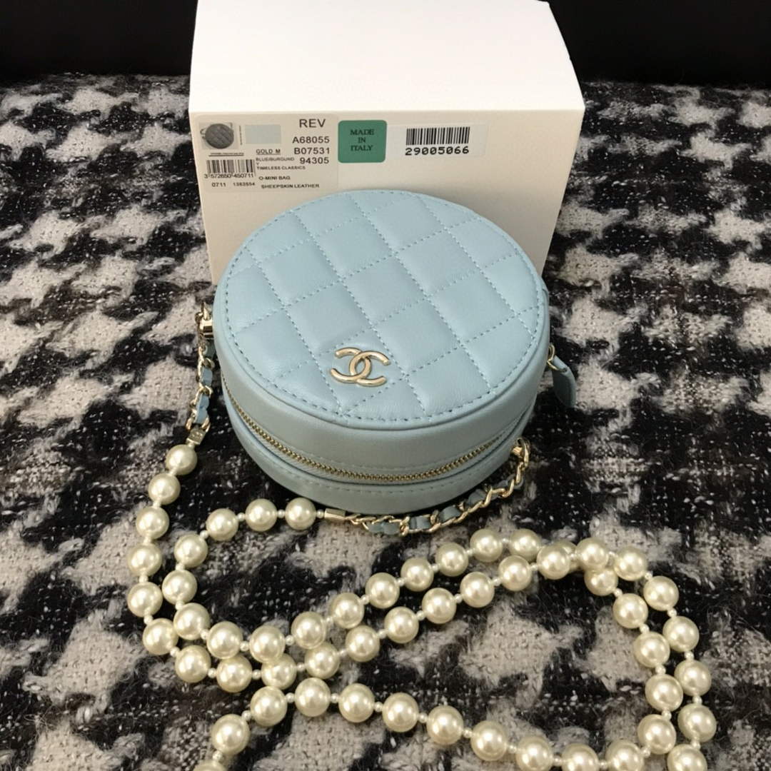 Chanel A68055 Chanel clutch with chain Round Bag Lambskin Blue
