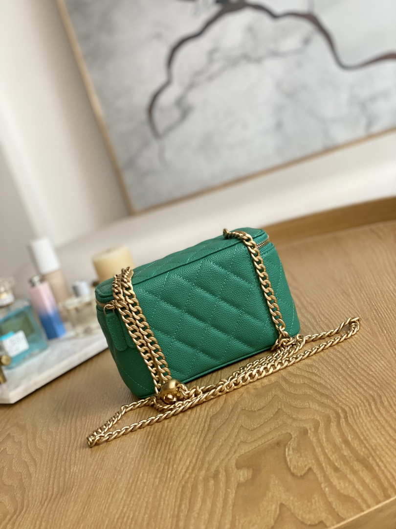 Chanel A68130  Vanity with chain Grained Calfskin Gold Green
