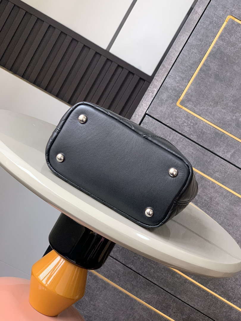 Chanel A98002 Vintage Bucket bag Black