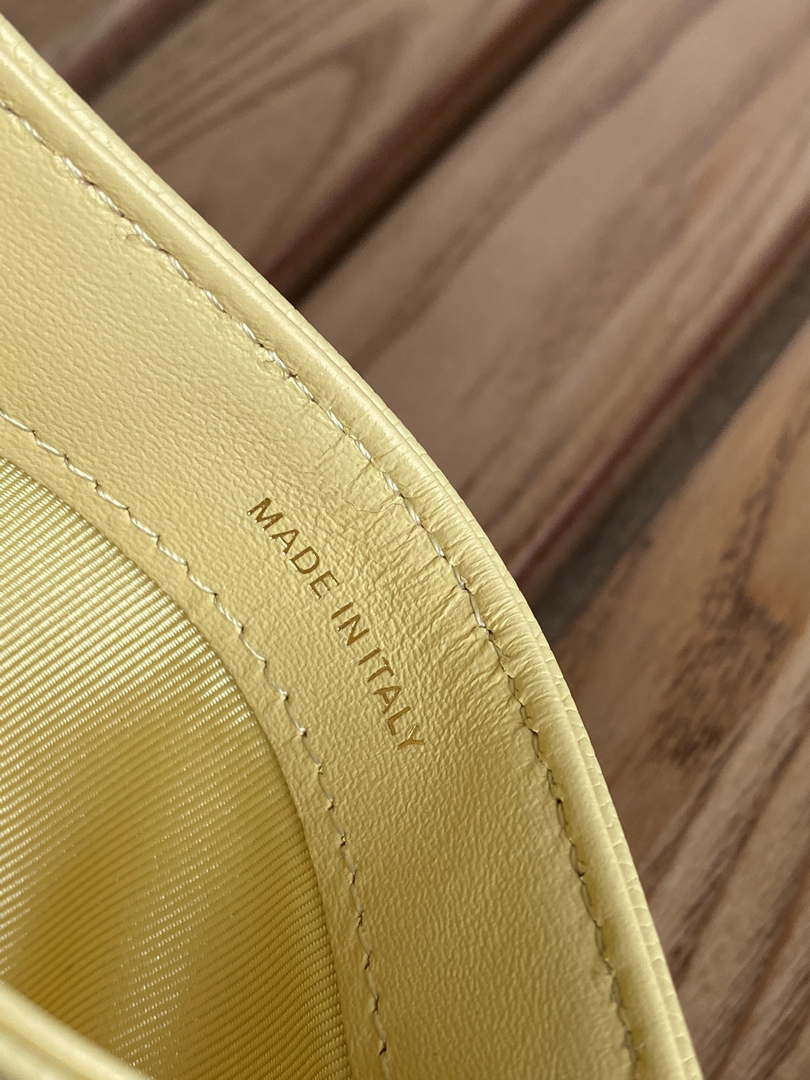 Chanel AP0213 Card Holder Calfskin Yellow