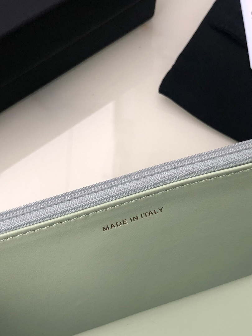 Chanel AP0957 19 Wallet on Chain Woc Shiny Lambskin Green Silver