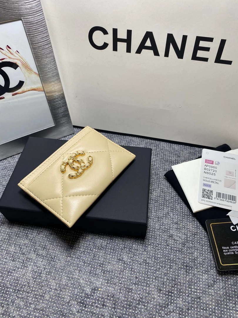 Chanel AP0960 19 CLASSIC CARD HOLDER Lambskin Beige