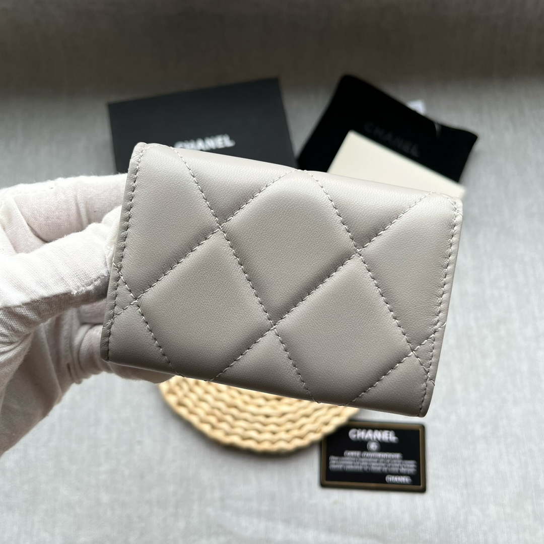Chanel AP1790 19 flap Card Holder shiny lambskin gold tone ruthenium finish metal Gray