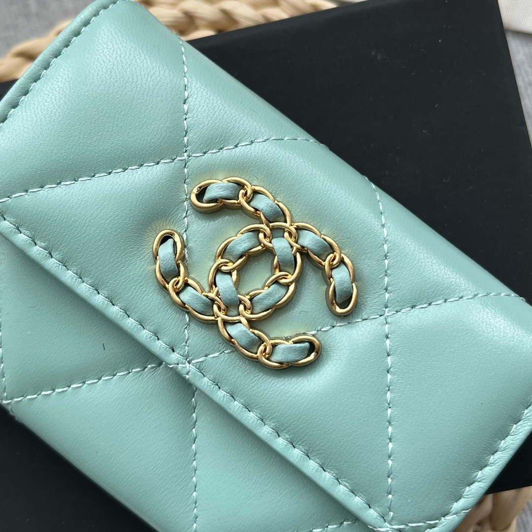 Chanel AP1790 19 flap Card Holder shiny lambskin gold tone ruthenium finish metal Blue