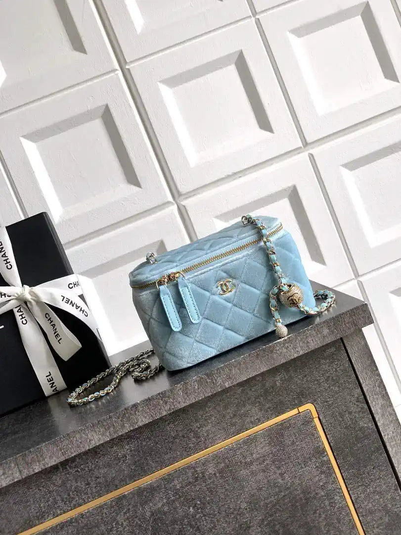 Chanel AP2303 Clutch With Chain in Blue Diamant¨¦ & Gold-Tone Metal