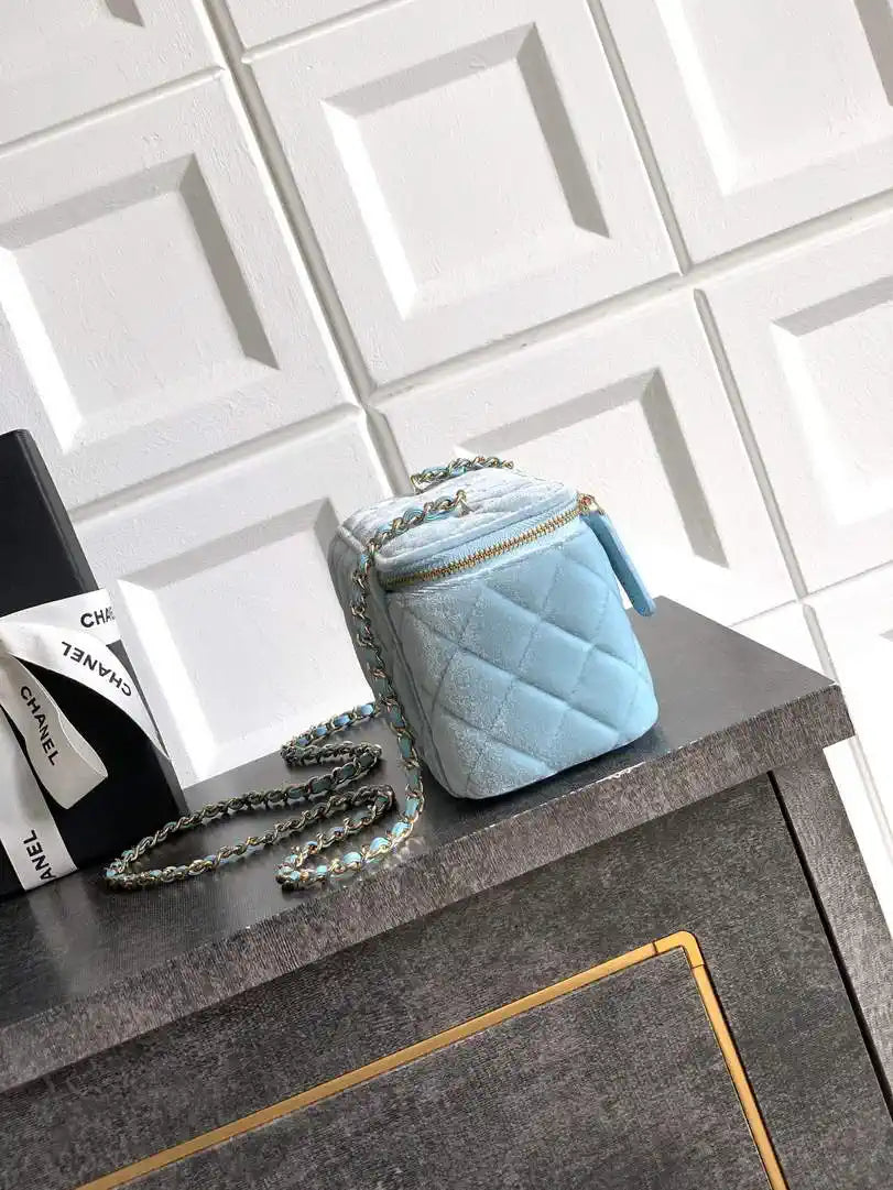 Chanel AP2303 Clutch With Chain in Blue Diamant¨¦ & Gold-Tone Metal