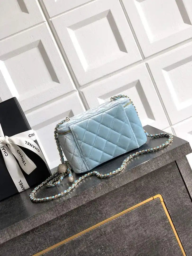 Chanel AP2303 Clutch With Chain in Blue Diamant¨¦ & Gold-Tone Metal