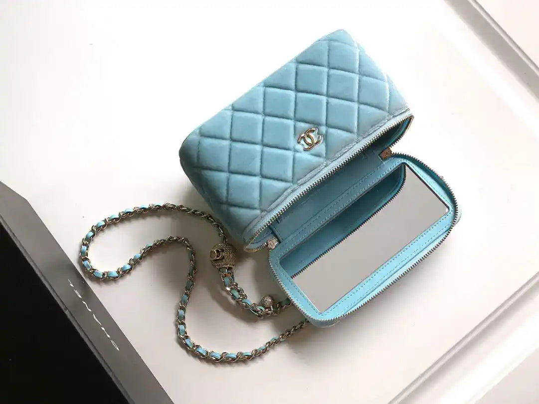 Chanel AP2303 Clutch With Chain in Blue Diamant¨¦ & Gold-Tone Metal