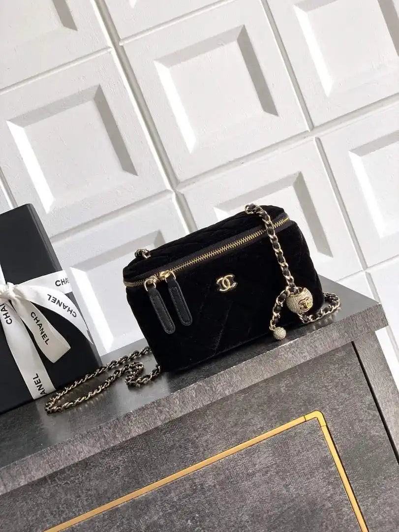 Chanel AP2303 Clutch With Chain in Black Diamant¨¦ & Gold-Tone Metal