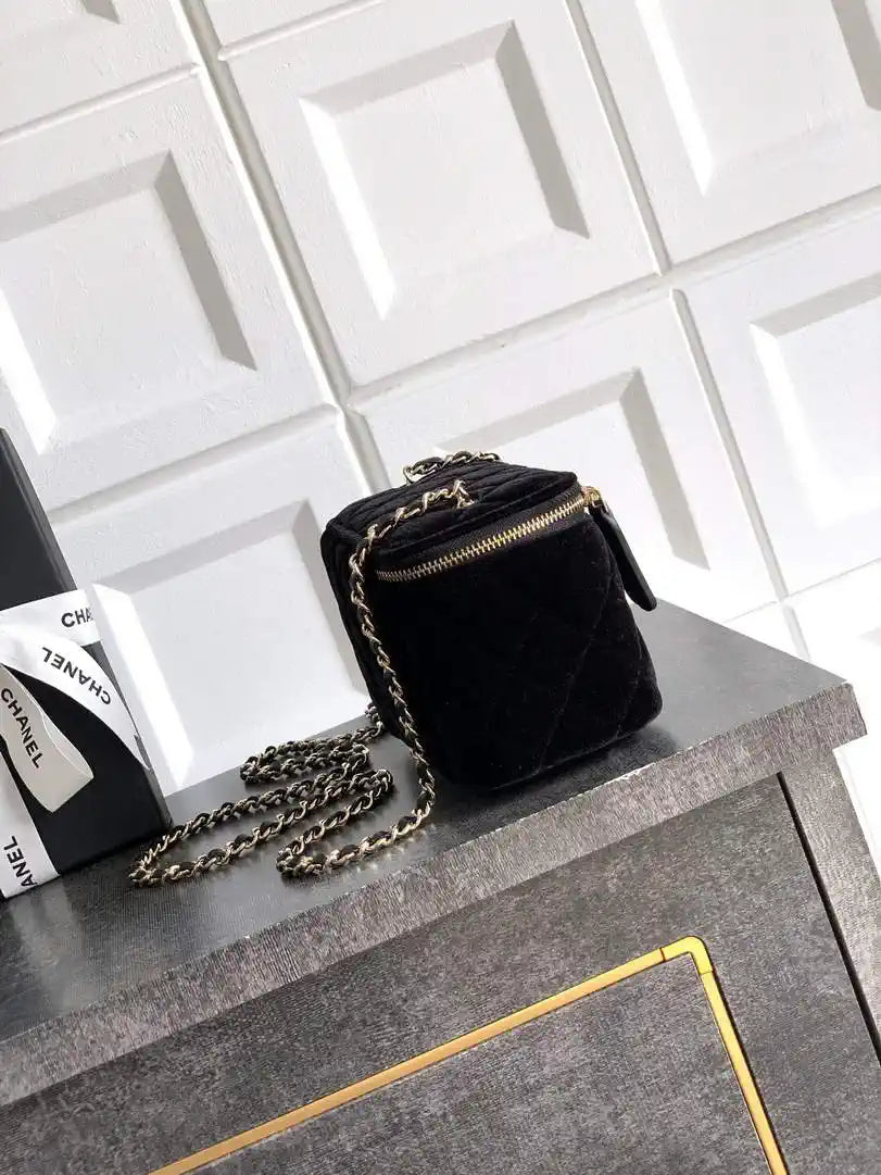 Chanel AP2303 Clutch With Chain in Black Diamant¨¦ & Gold-Tone Metal