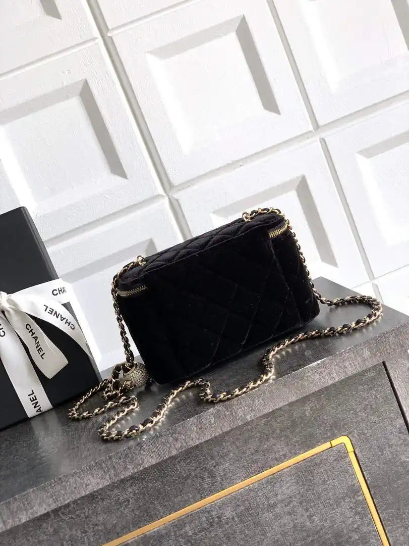 Chanel AP2303 Clutch With Chain in Black Diamant¨¦ & Gold-Tone Metal