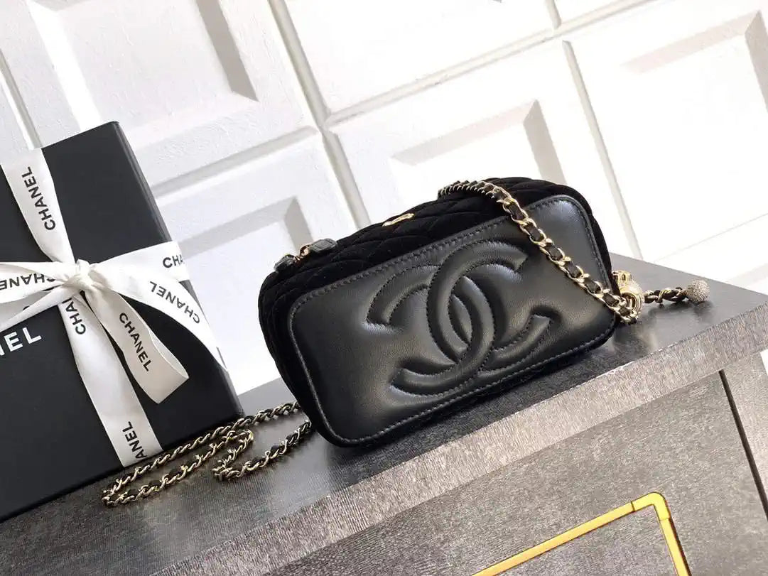 Chanel AP2303 Clutch With Chain in Black Diamant¨¦ & Gold-Tone Metal