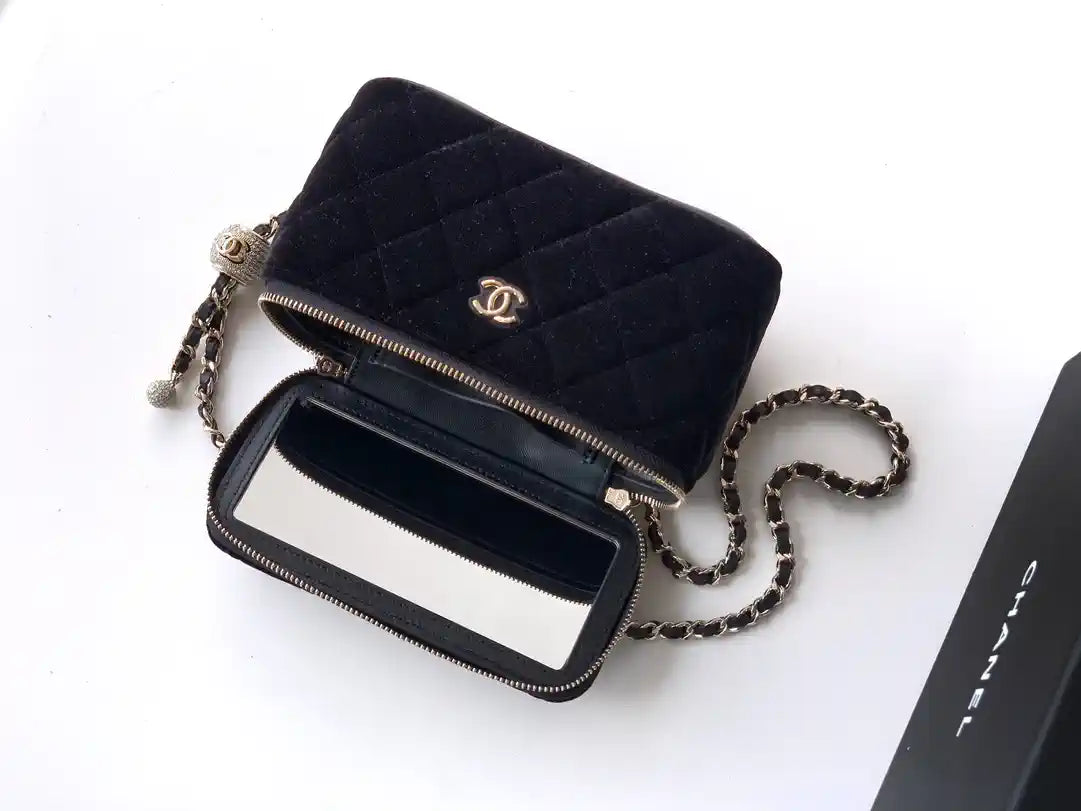 Chanel AP2303 Clutch With Chain in Black Diamant¨¦ & Gold-Tone Metal