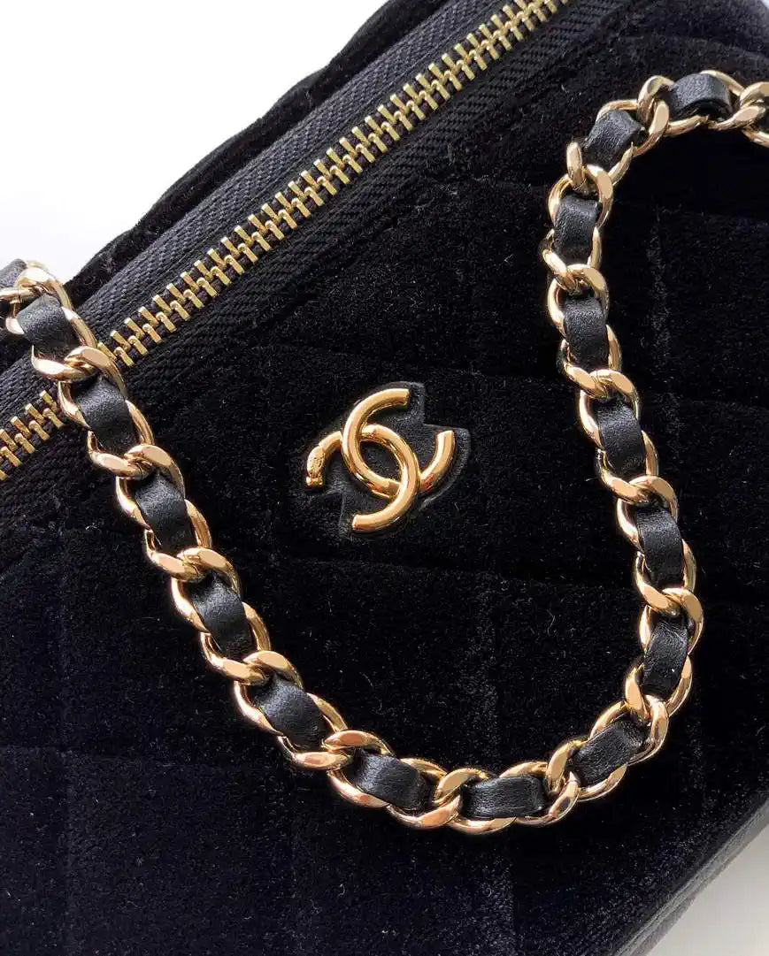 Chanel AP2303 Clutch With Chain in Black Diamant¨¦ & Gold-Tone Metal