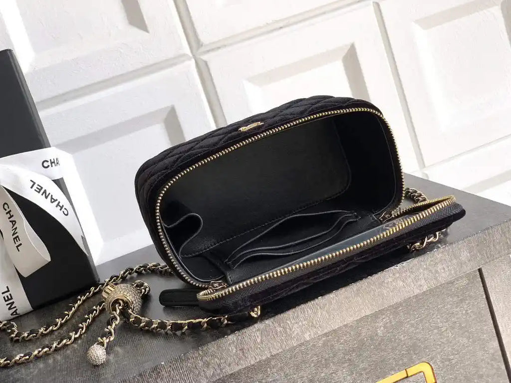 Chanel AP2303 Clutch With Chain in Black Diamant¨¦ & Gold-Tone Metal