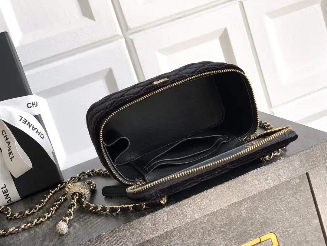 Chanel AP2303 Clutch With Chain in Black Diamant¨¦ & Gold-Tone Metal