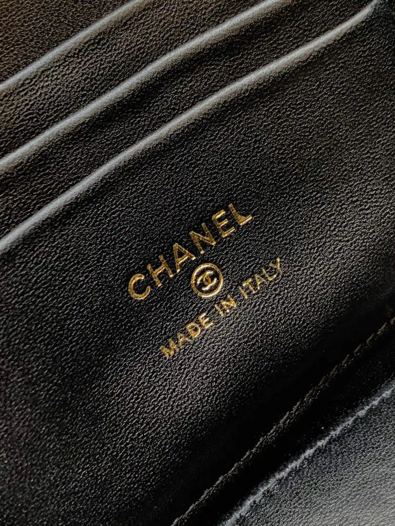 Chanel AP2303 Clutch With Chain in Black Diamant¨¦ & Gold-Tone Metal