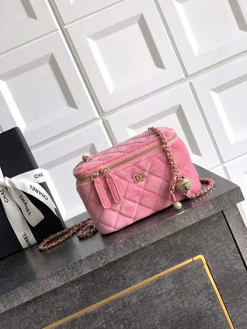 Chanel AP2303 Clutch With Chain in Pink Diamant¨¦ & Gold-Tone Metal