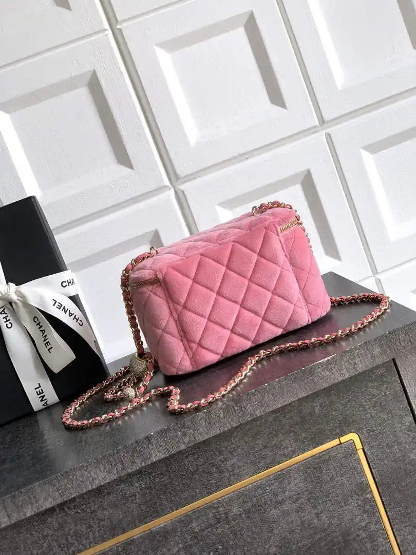 Chanel AP2303 Clutch With Chain in Pink Diamant¨¦ & Gold-Tone Metal