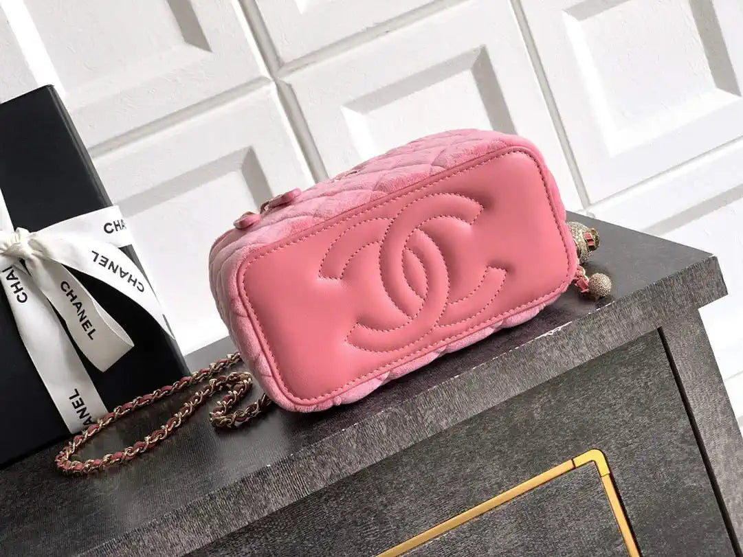 Chanel AP2303 Clutch With Chain in Pink Diamant¨¦ & Gold-Tone Metal
