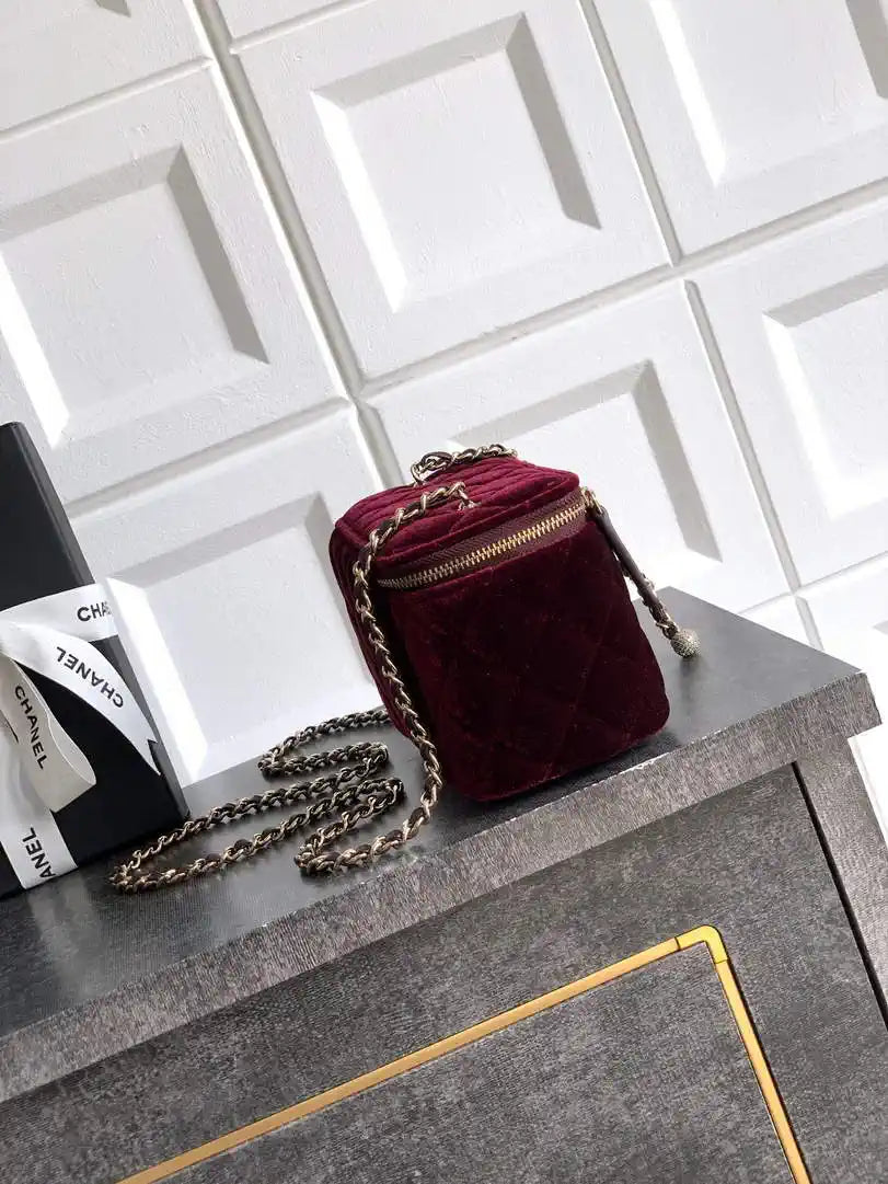 Chanel AP2303 Clutch With Chain in Dark Red Diamant¨¦ & Gold-Tone Metal