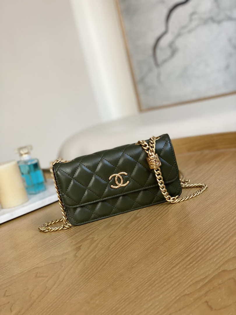 Chanel AP3047 FLAP Phone Holder With Chain Green Lambskin
