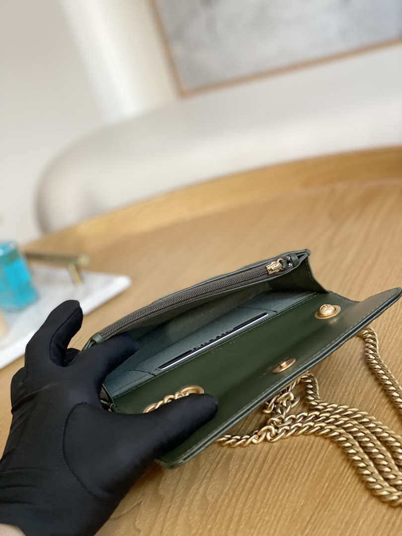 Chanel AP3047 FLAP Phone Holder With Chain Green Lambskin