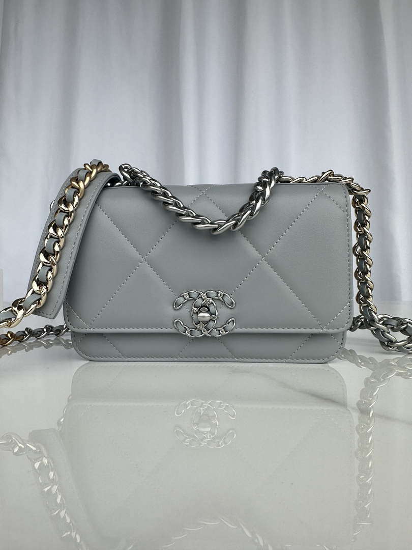 Chanel AP3267 19 Wallet on Chain Woc Shiny Lambskin Gray - Silver - View 1