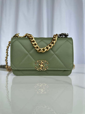 Chanel AP3267 19 Wallet on Chain Woc Shiny Lambskin Green - Silver - View 1
