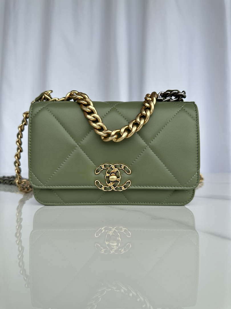 Chanel AP3267 19 Wallet on Chain Woc Shiny Lambskin Green - Silver - View 1