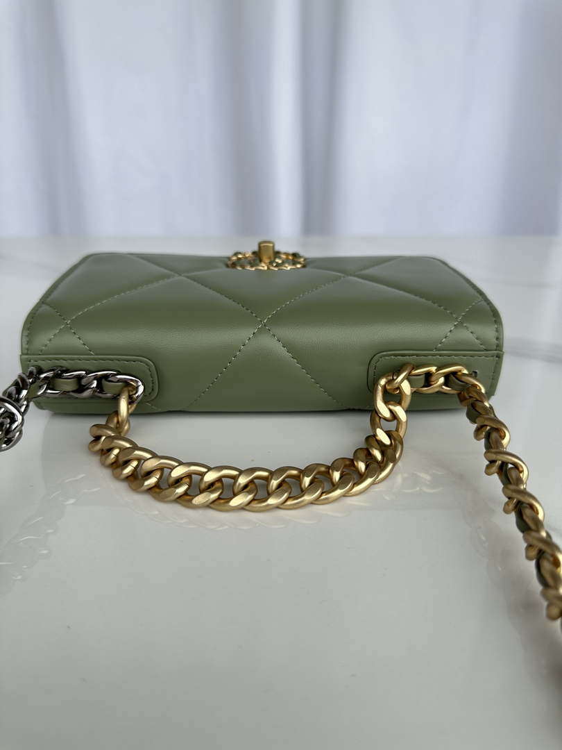 Chanel AP3267 19 Wallet on Chain Woc Shiny Lambskin Green - Silver - View 2