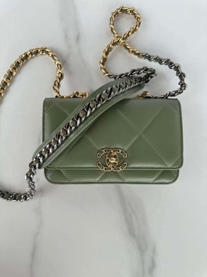Chanel AP3267 19 Wallet on Chain Woc Shiny Lambskin Green - Silver - View 3