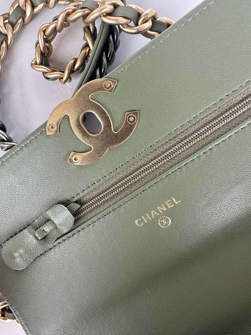 Chanel AP3267 19 Wallet on Chain Woc Shiny Lambskin Green